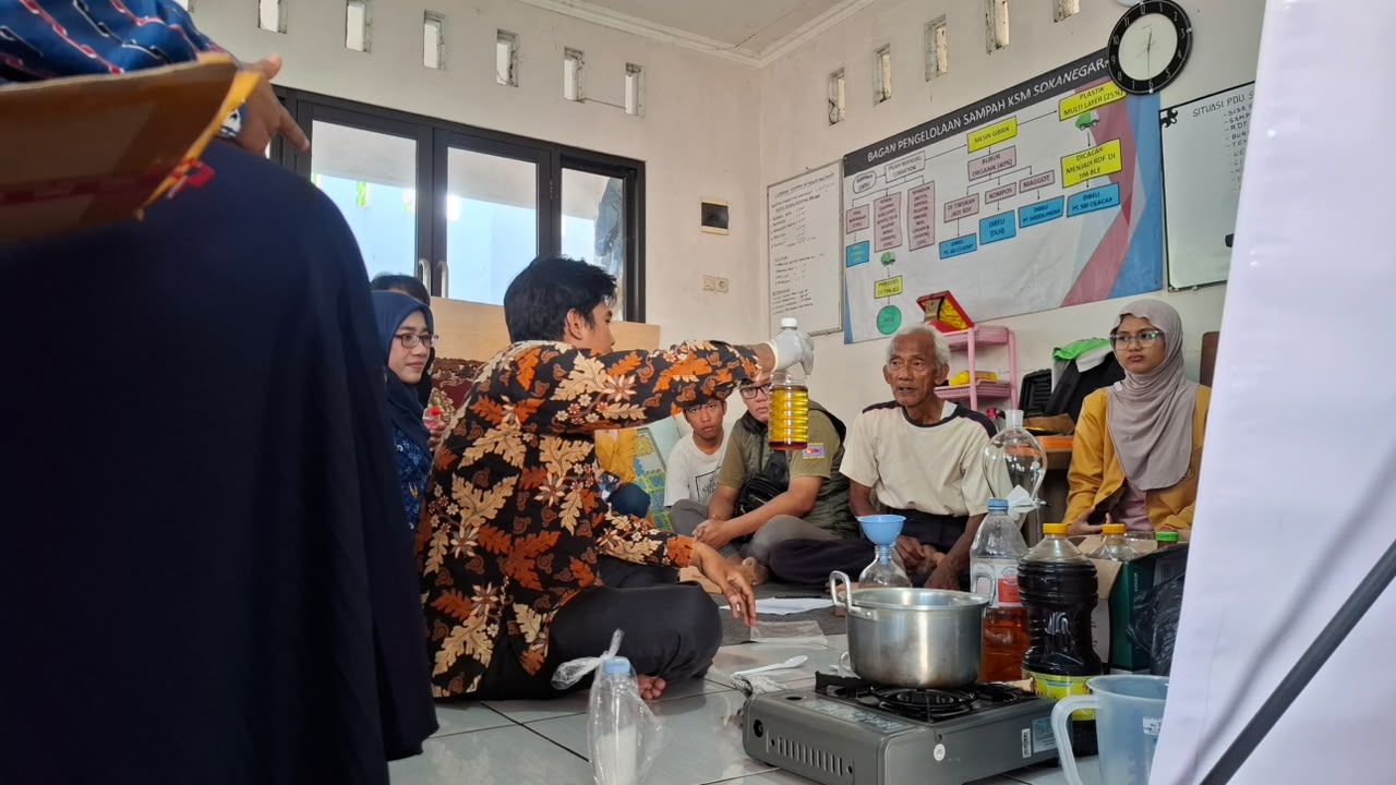 Tak Lagi Jadi Limbah, Unsoed Ajari Warga Sokanegara Ubah Minyak Jelantah Menjadi Biodiesel
