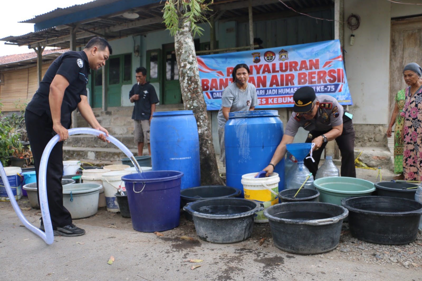 Peringati HUT Humas Polri ke - 75, Polres Kebumen Bantu Warga Terdampak Kekeringan