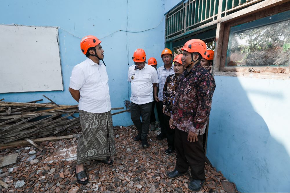 Taj Yasin Gerak Cepat Tangani Sekolah Roboh di Sragen, Tiga Ruang Kelas Langsung Diperbaiki
