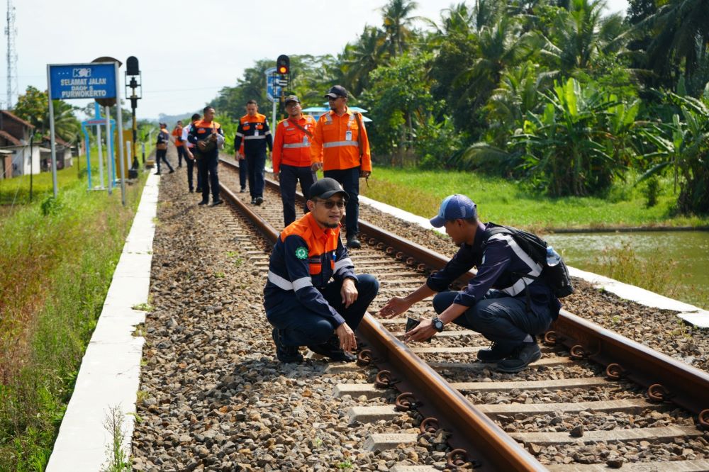 Daop 5 Purwokerto Perketat Pengawasan Jalur KA Saat Libur Panjang, VP Turun Langsung Inspeksi Lintas Sidareja