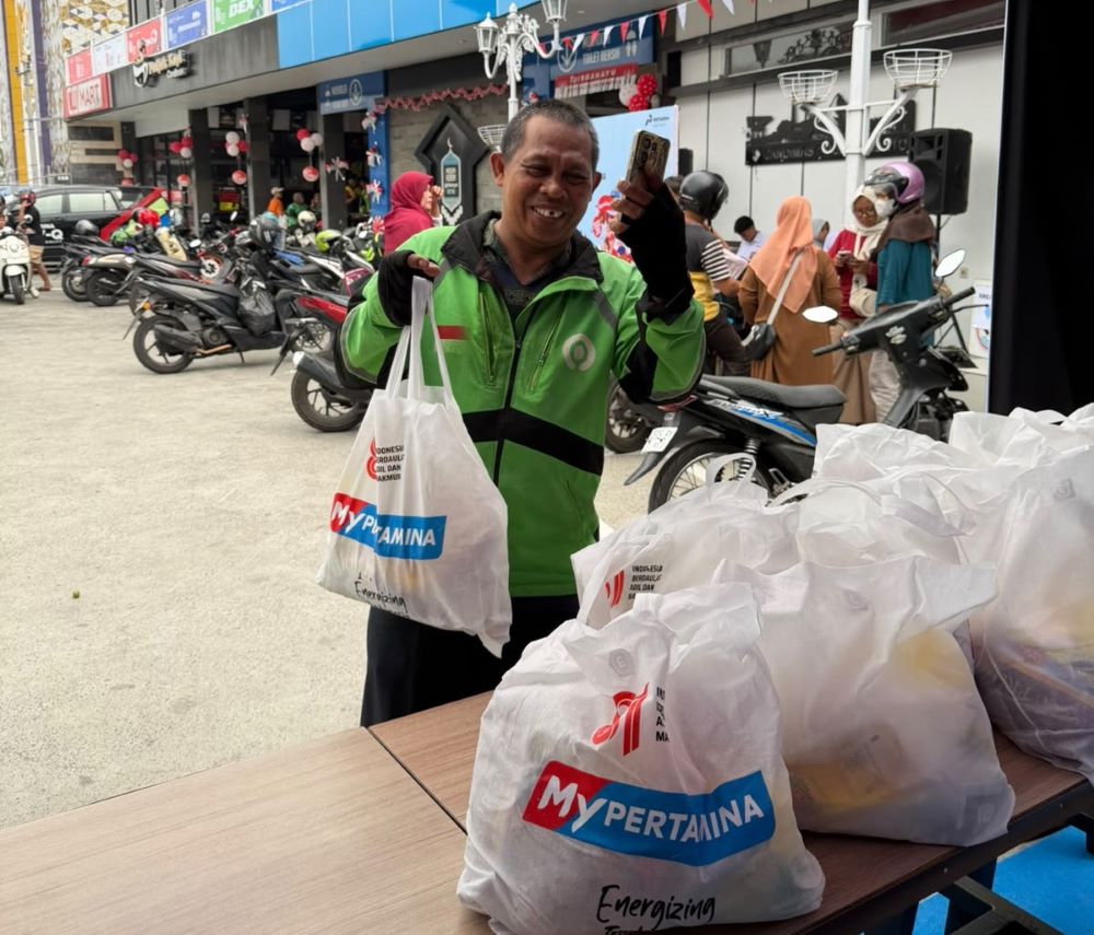 HUT RI ke-81, Pertamina Patra Niaga Beri Apresiasi Ojol dan Anak Panti di SPBU Purwanegara