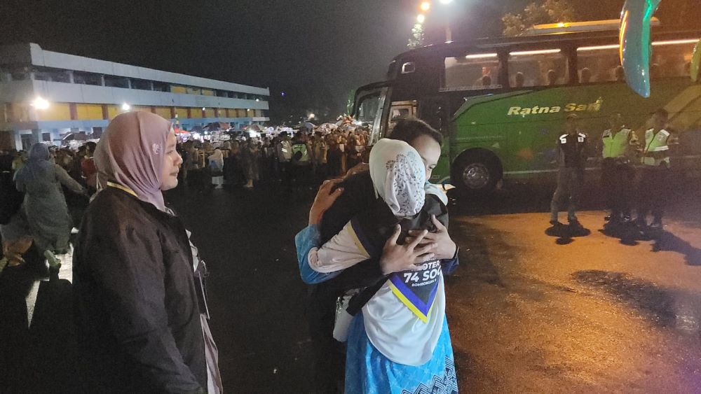 Bupati Sadewo Lepas Jemaah Haji Banyumas, Suasana Haru Warnai Keberangkatan Kloter 74
