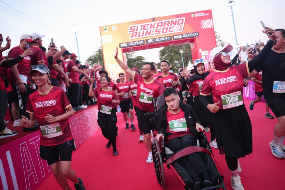 Dorong Kursi Roda Putranya di Soekarno Run 2026, Ahmad Luthfi Tunjukkan Makna Inklusivitas Lewat Aksi Nyata