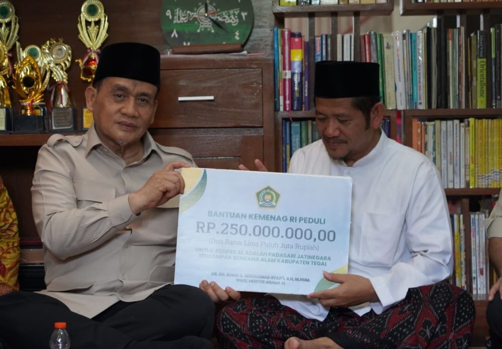 Kemenag Salurkan Rp350 Juta, Pesantren Al Adalah Bangkit Pascabencana Tanah Bergerak di Tegal