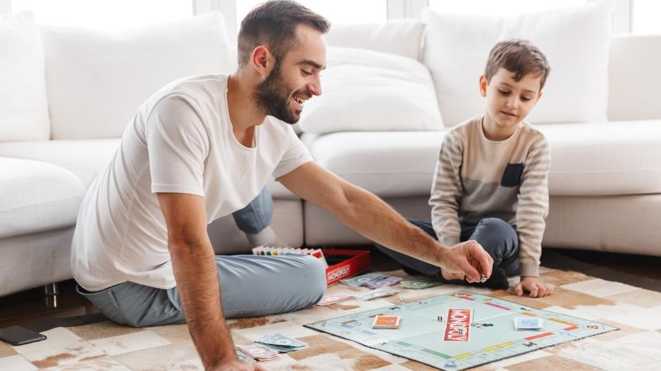 Bukan Sekadar Hiburan, Ini 7 Manfaat Bermain Monopoli untuk Anak