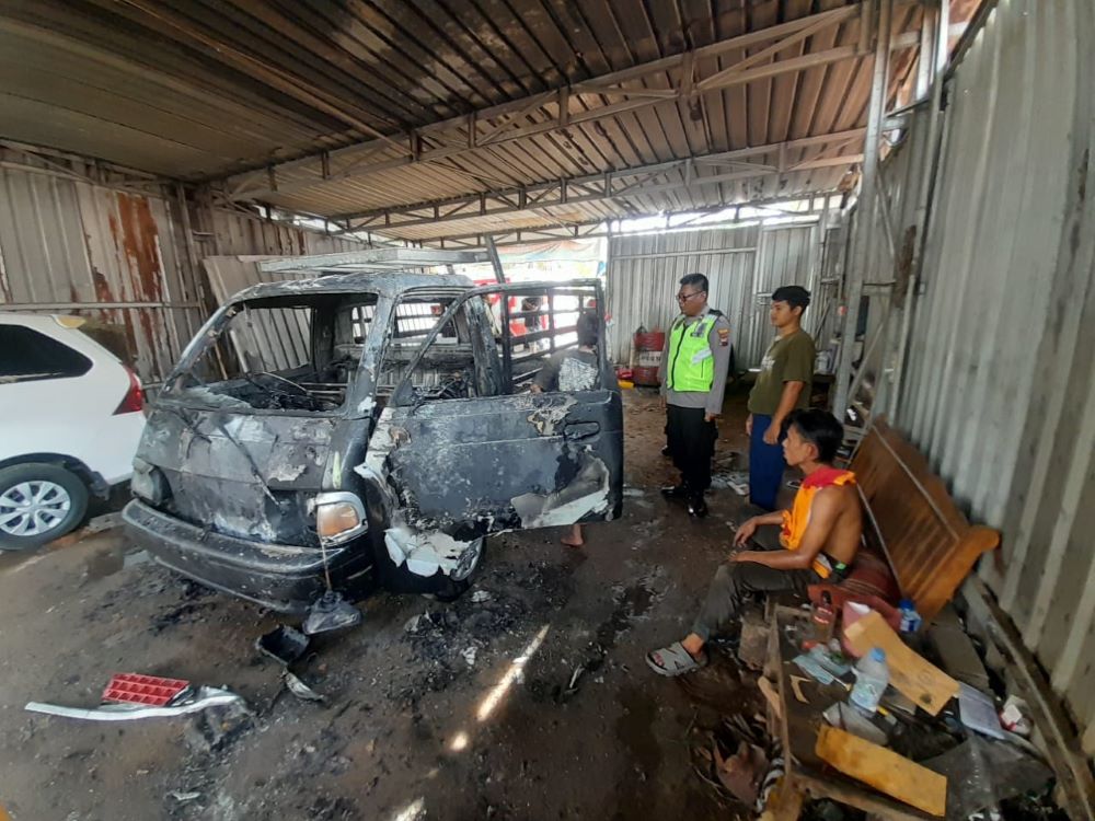 Mobil Pikap Terbakar di Bengkel Pejagoan Kebumen, Diduga Akibat Korsleting Saat Distarter