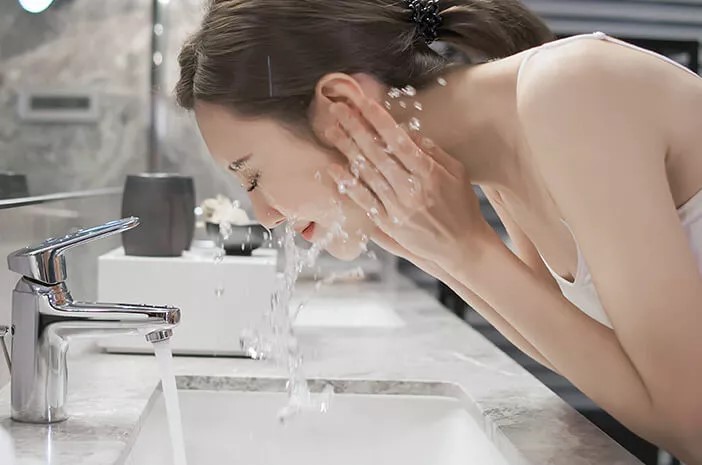 Sering Cuci Muka Saat Cuaca Panas? Hati - hati, Kebiasaan Ini Bisa Bikin Kulit Iritasi