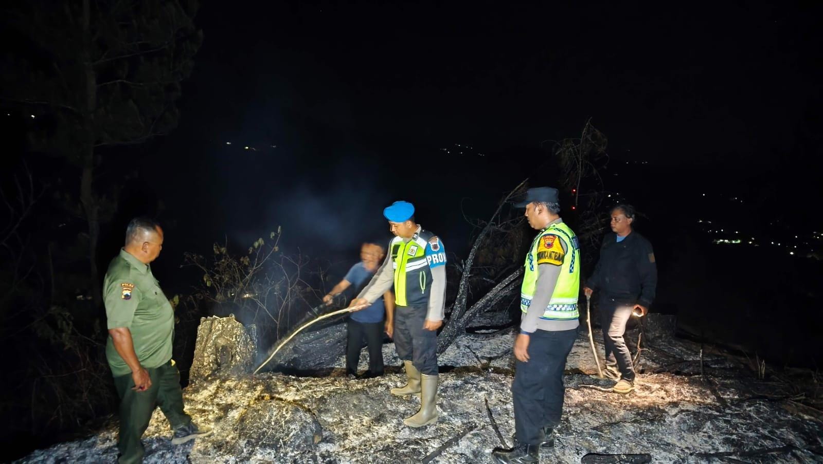 Setengah Hektare Hutan Pinus di Karanggayam Terbakar, Api Jinak Setelah Dua Jam