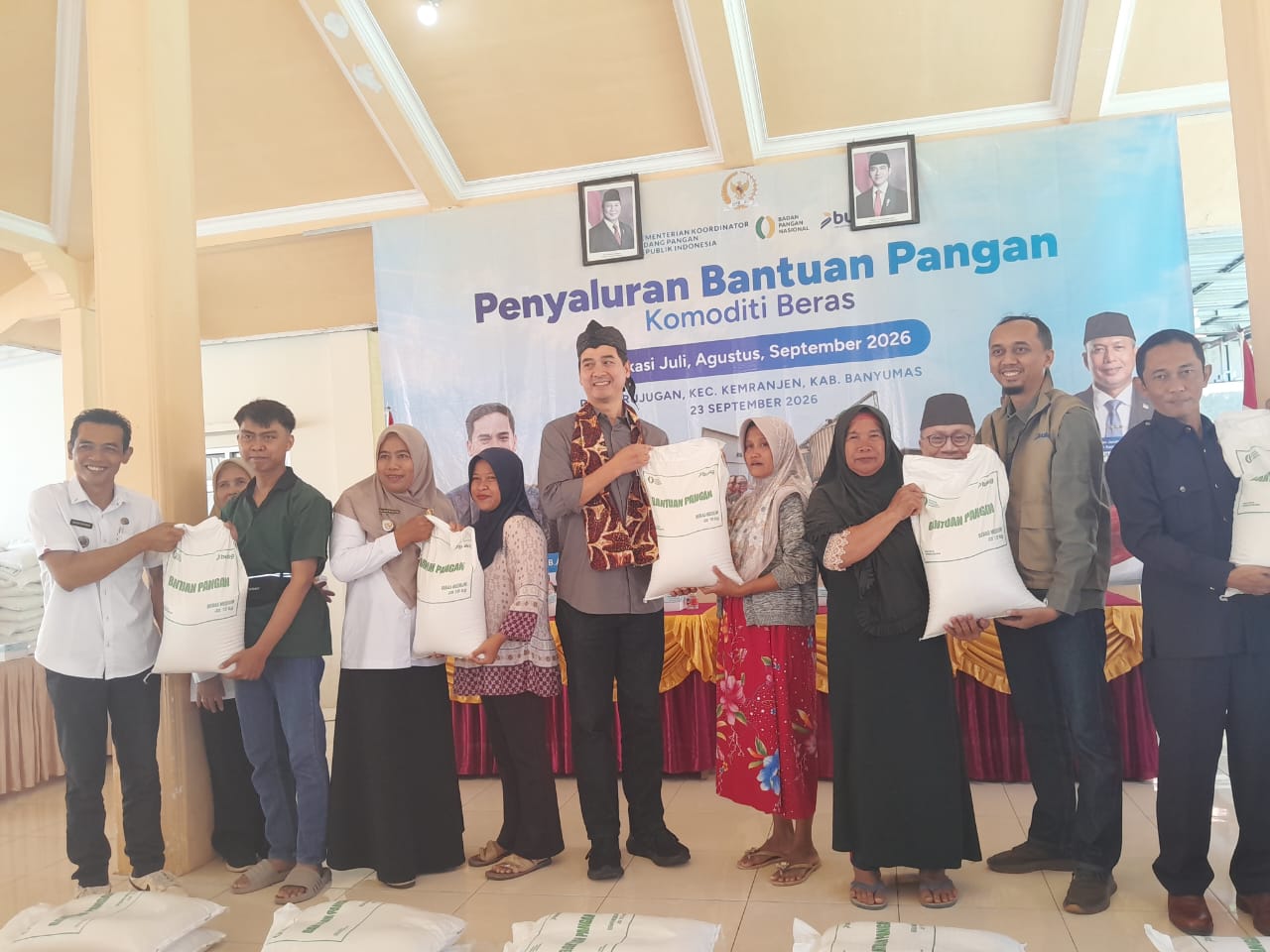 Bulog Banyumas Salurkan 26.000 Ton Lebih Beras, 490 Warga Grujugan Terima Bantuan