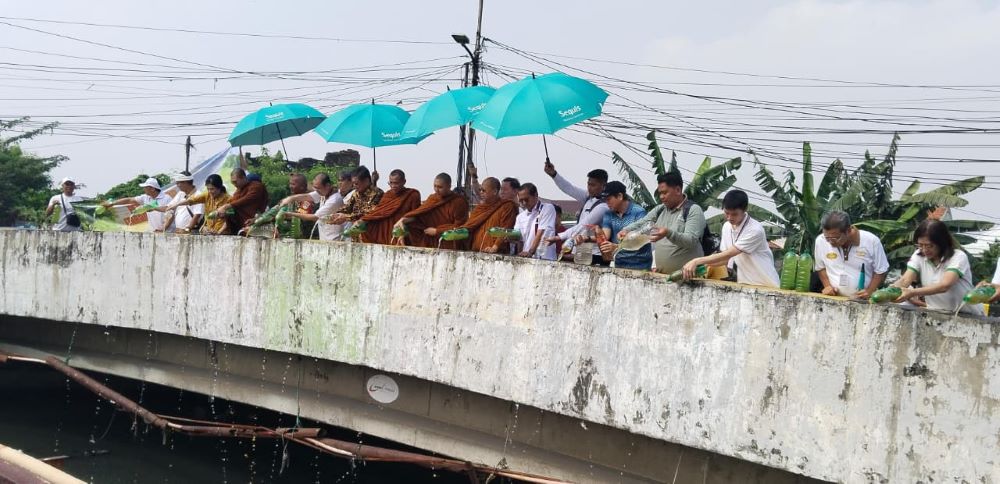 Sambut Waisak 2026, Umat Buddha Tuang 5.770 Liter Eco Enzyme ke Sungai Sunter untuk Selamatkan Lingkungan