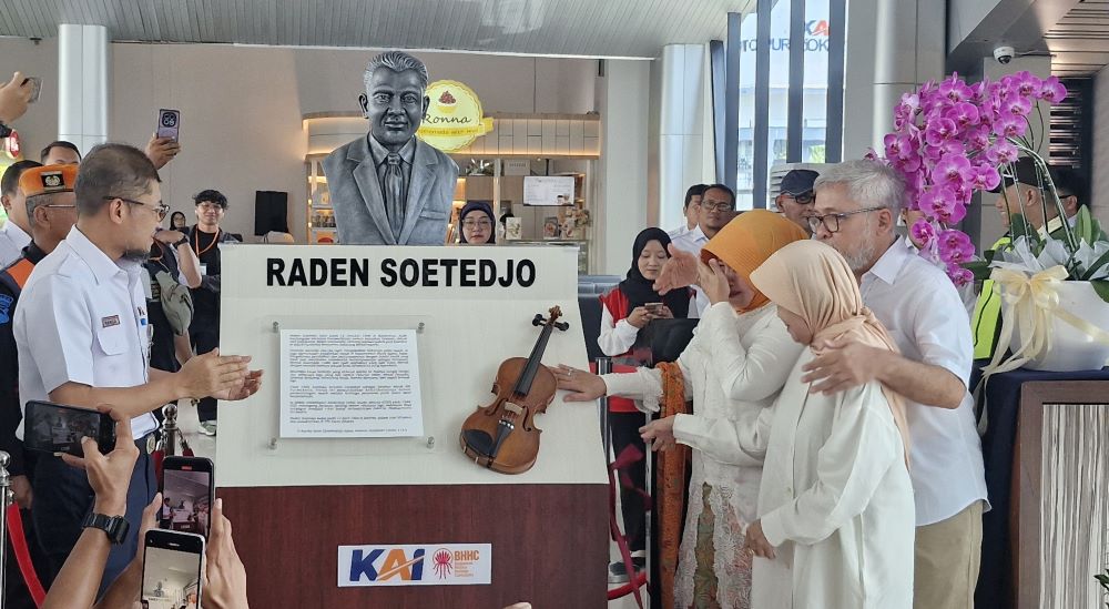 Daop 5 Resmikan Patung Raden Soetedjo di Stasiun Purwokerto, Ini Sosok Pencipta Lagu Di Tepinya Sungai Serayu