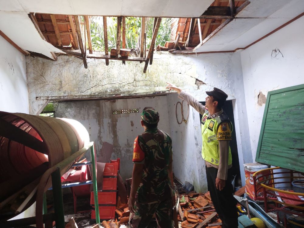 Hujan Disertai Angin Kencang Rusak Bangunan SDN 2 Kritig, Polisi Pastikan Tak Ada Korban