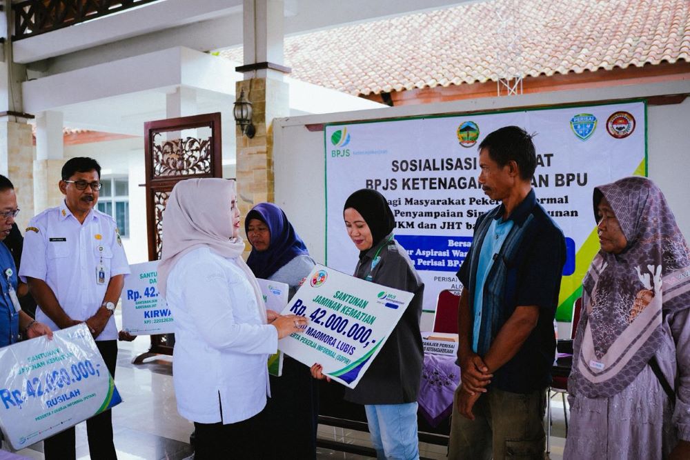 Enam Keluarga Pekerja Informal Banyumas Terima Santunan Jaminan Kematian