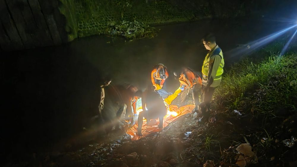 Pengendara Motor Terjun ke Sungai di Kebumen, Tim SAR Evakuasi Korban dalam Kondisi Meninggal Dunia