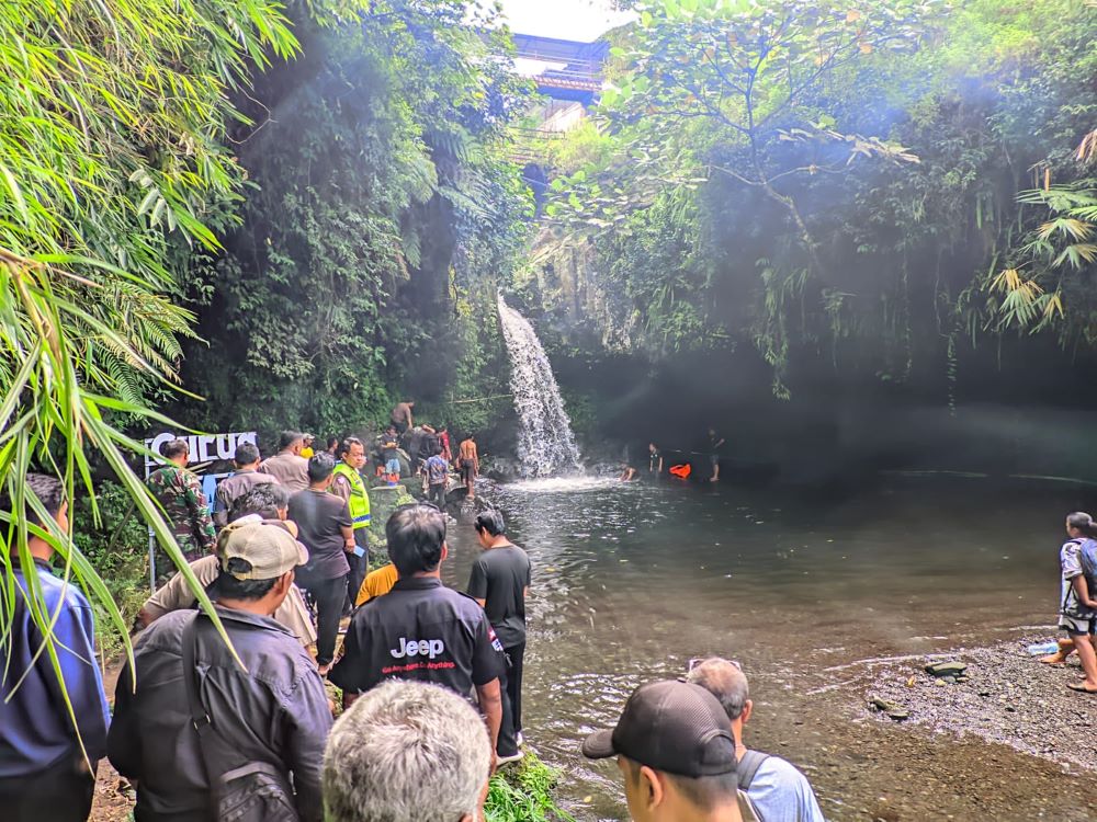 Asyik Berfoto di Curug Kanesia Baturraden, Santriwati ZIIS Ditemukan Meninggal Setelah Terpeleset