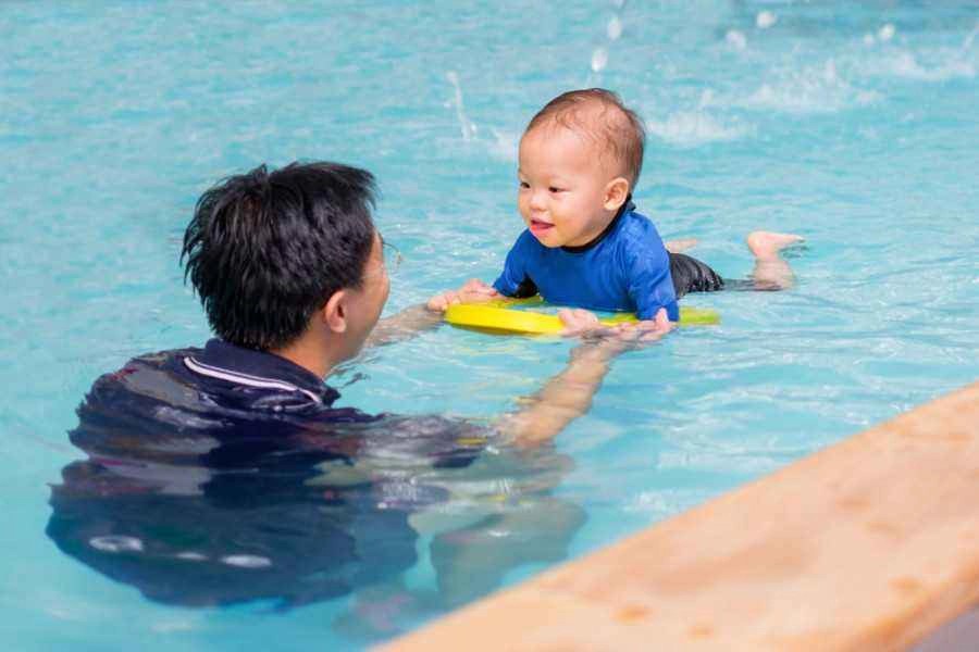 Jangan Paksa Anak Langsung Berenang, Ini Tahapan yang Bisa Dilakukan Orang Tua