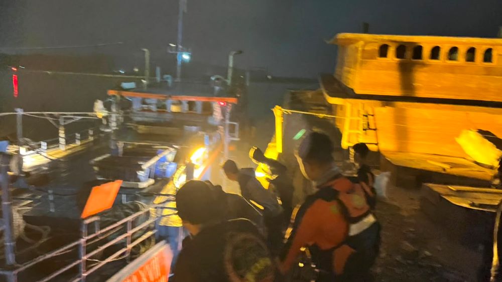Kapal Nelayan Kandas di Karangbolong Cilacap