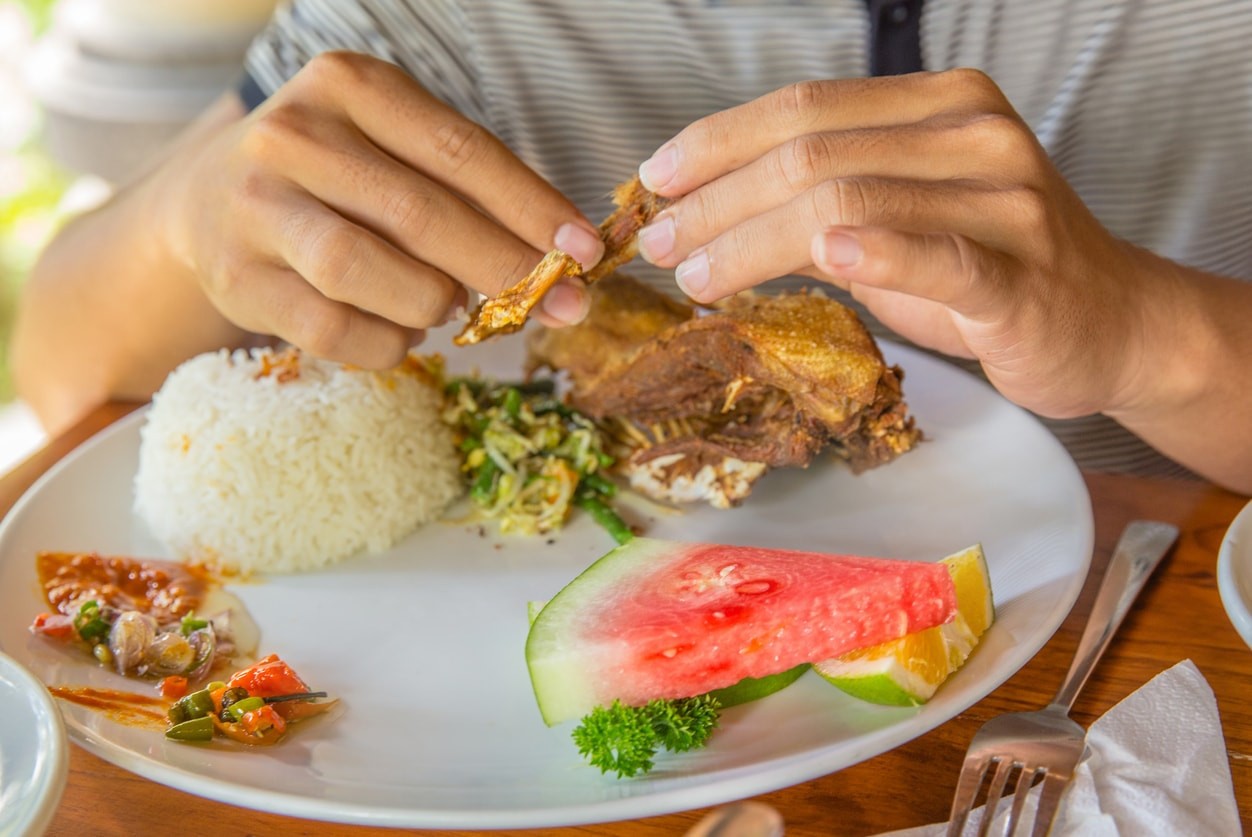 Benarkah Makan Tanpa Sendok Bisa Memicu Sakit Perut? Ini Penjelasan yang Perlu Diketahui