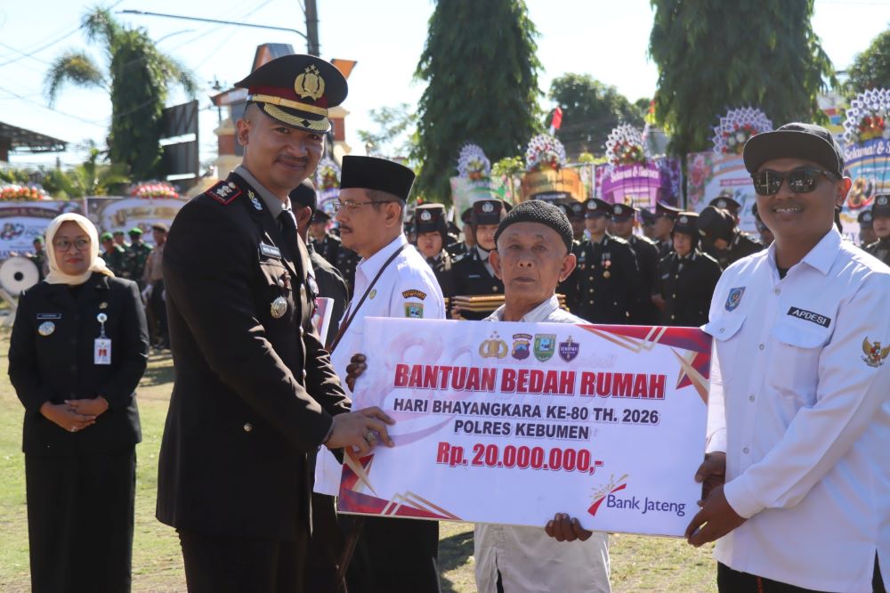 Hari Bhayangkara ke-80, Polres Kebumen Bedah Rumah Tiga Warga dan Beri Penghargaan Personel Berprestasi