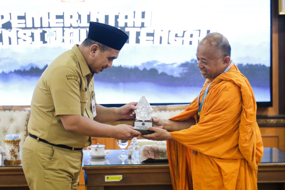 Jelang Waisak 2026, Bikkhu Thudong Bertemu Taj Yasin dan Gaungkan Semangat Perdamaian