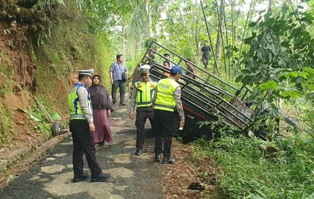 Pickup Pengangkut 29 Warga Terguling di Tanjakan Sempor, 3 Tewas dan Puluhan Luka-luka
