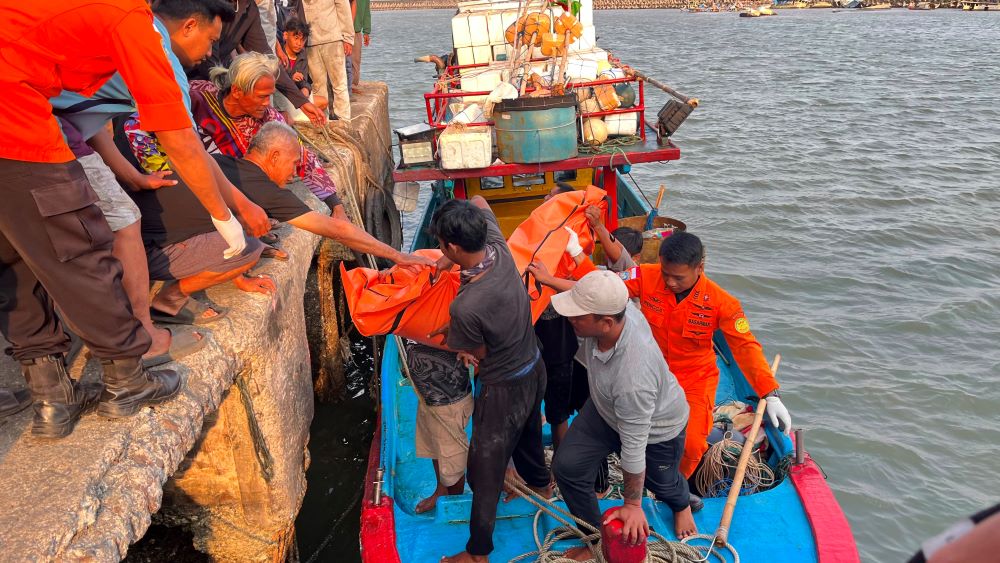 Kapal Nelayan Terbalik di Perairan Teluk Penyu Cilacap, 7 ABK Selamat dan 2 Meninggal Dunia