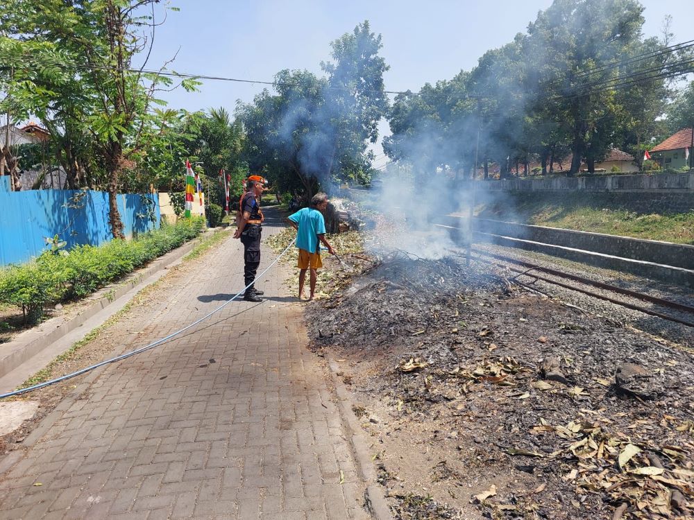 KAI Daop 5 Purwokerto Peringatkan Bahaya Bakar Jerami di Dekat Rel Kereta