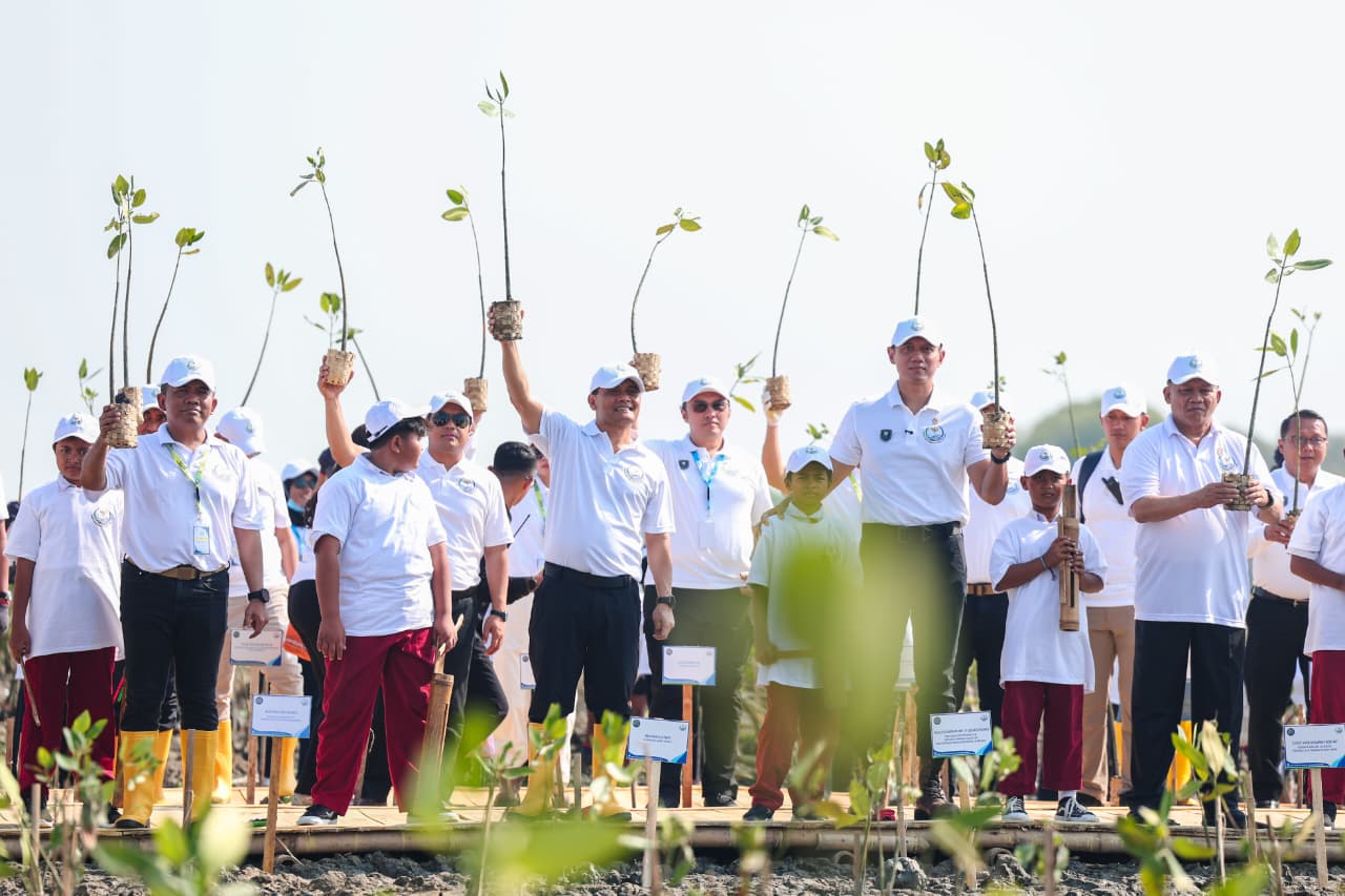 Cegah Abrasi, AHY dan Ahmad Luthfi Perkuat Benteng Pesisir Demak dengan Mangrove dan HexBricks