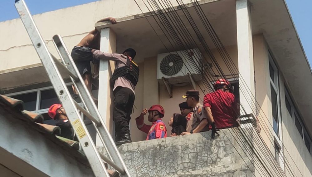 Polisi dan Tim Gabungan Gagalkan Aksi Percobaan Bunuh Diri di Purwokerto Selatan