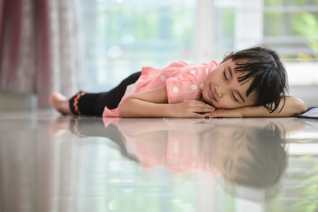 Tidur di Lantai Bisa Menyebabkan Paru - Paru Basah? Simak Penjelasan Medisnya