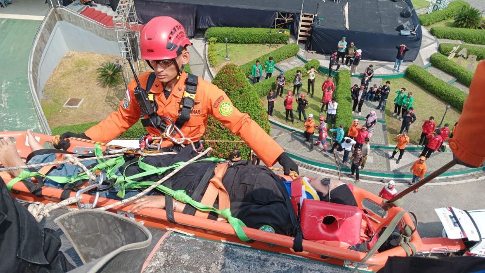 Demo Flying Fox di UIN SAIZU Purwokerto Berujung Kecelakaan, Mahasiswi Dievakuasi Tim SAR