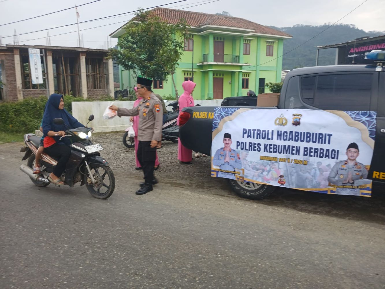 Ngabuburit Humanis, Polsek Karangsambung Bagikan 100 Paket Takjil untuk Warga