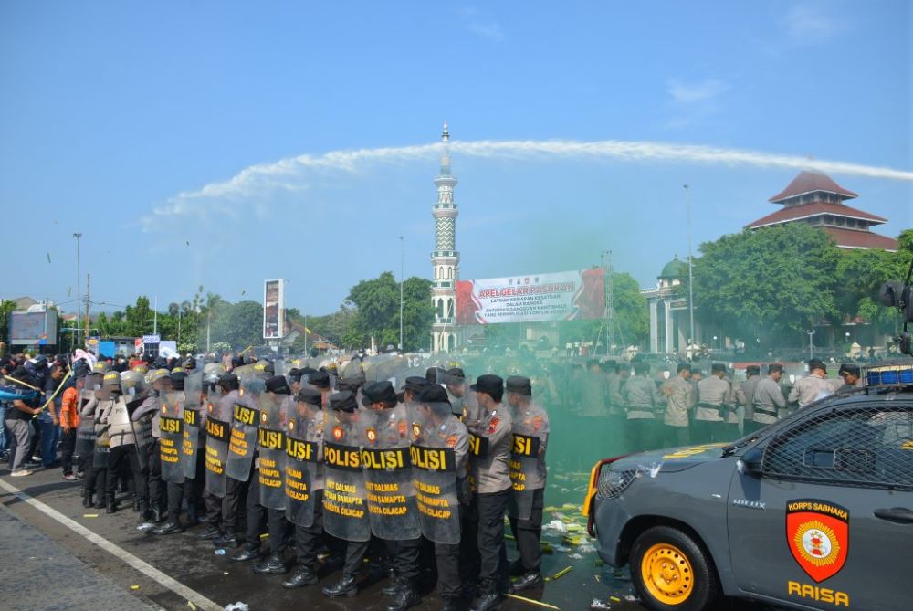 Antisipasi Gejolak Mei, Pemkab dan Polresta Cilacap Gelar Simulasi Sispam Kota di Alun-alun