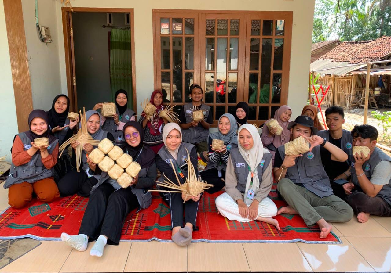 Belajar dari Perajin Desa, Mahasiswa KKN UIN Saizu Dalami Anyaman Pithi yang Jadi Kemasan Ikonik Getuk Goreng Sokaraja