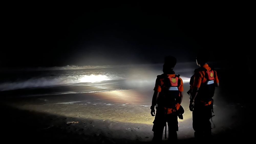 Tragedi Pantai Setrojenar, Dua Anak Terseret Ombak