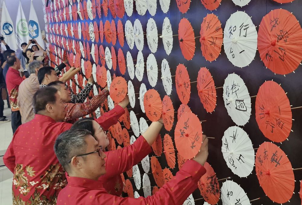 Ribuan Payung Kaligrafi Mandarin Puhua School Purwokerto Pecahkan Rekor MURI, Simbol Pendidikan Tanpa Batas yang Menginspirasi