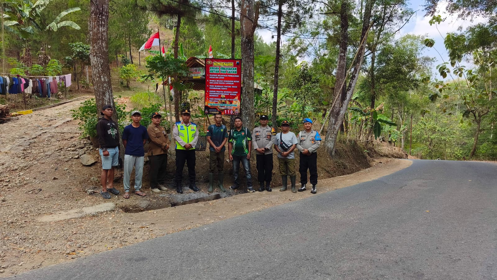 Musim Kering Mengintai, Polres Kebumen dan Perhutani Pasang Papan Cegah Karhutla di Karanggayam