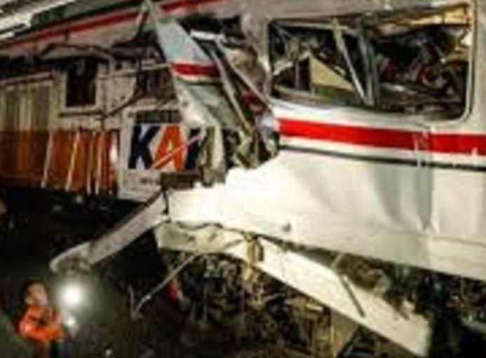 Tabrakan KA Argo Bromo Anggrek vs KRL di Bekasi Timur: Korban Bertambah, Evakuasi Masih Berlangsung