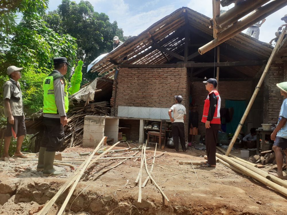 Hujan Deras dan Angin Kencang Rusak Rumah Warga di Karanggayam