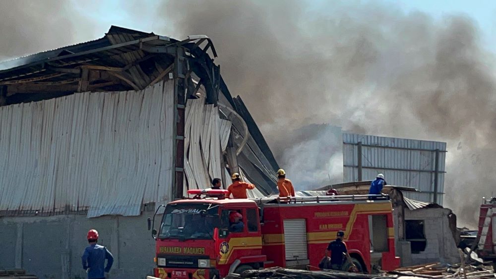 Kebakaran Gudang PT Anisa Jaya Utama Brebes Belum Padam, Tumpukan Karet Jadi Kendala