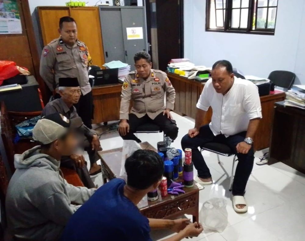 Sadar Bahaya, Warga Salakbrojo Serahkan Petasan dan Bahan Peledak ke Polisi