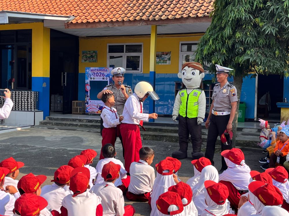 MPLS 2026, Satlantas Polres Purbalingga Kenalkan Tertib Lalu Lintas Melalui Badut dan Wayang