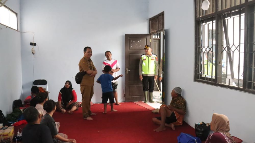 Banjir di Desa Pait Mulai Surut, Kapolres Pekalongan Turun Langsung Pantau Kondisi Pengungsi