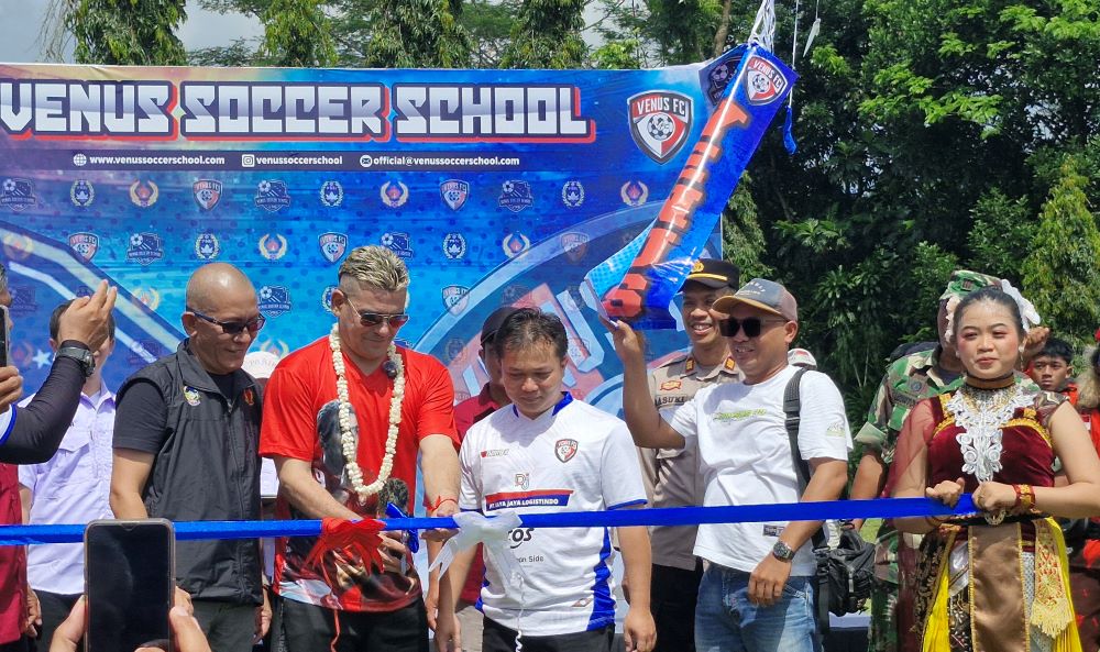 Venus Soccer School Resmi Dibuka, SSB Pertama di Sumbang Hadirkan Fasilitas Lengkap dan Superstar El Loco Gonzales