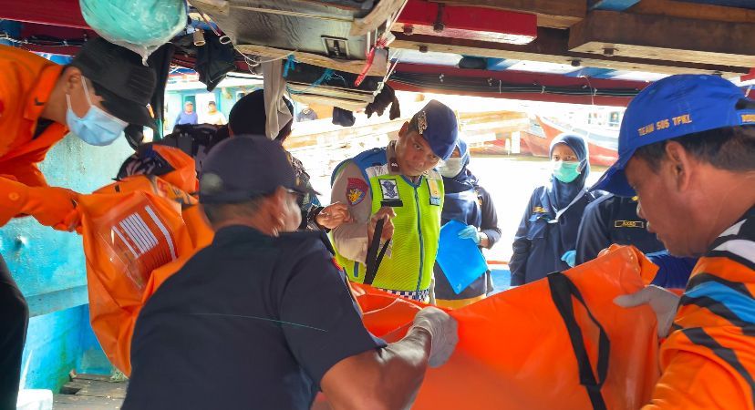ABK KM ULI Jaya 02 Meninggal Saat Melaut di Perairan Nusakambangan, Tim SAR Cilacap Lakukan Evakuasi