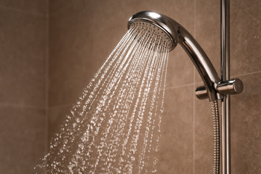 Mitos atau Fakta? Ini Penjelasan Medis soal Mandi Malam yang Sering Disalahpahami