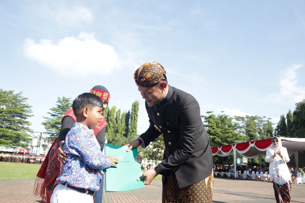 Hardiknas 2026 di Purbalingga: Siswa Berprestasi Borong Penghargaan, Bupati Fahmi Targetkan Tembus Kancah Global