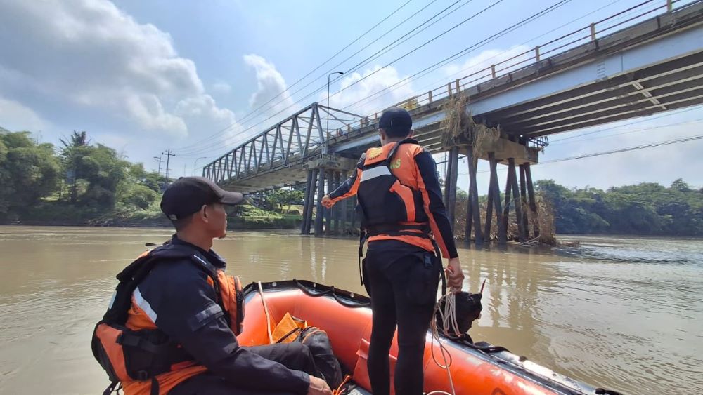 Diduga Terjun dari Jembatan Sungai Serayu, Warga Banyumas Masih Dalam Pencarian Tim SAR