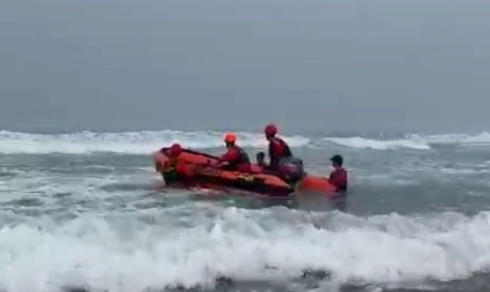 Remaja 14 Tahun Hilang Terseret Ombak di Pantai Entak Kebumen, Tim Gabungan Masih Lakukan Pencarian