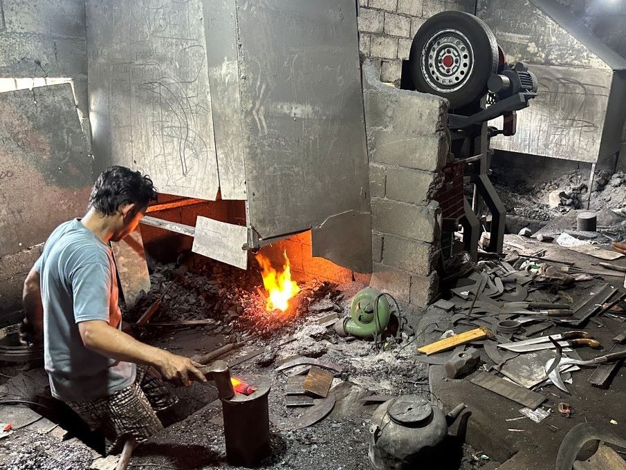 Denting Warisan 170 Tahun dari Wonosobo: Pandai Besi Dusun Dalangan Bertahan di Tengah Modernisasi dan Sepinya Regenerasi
